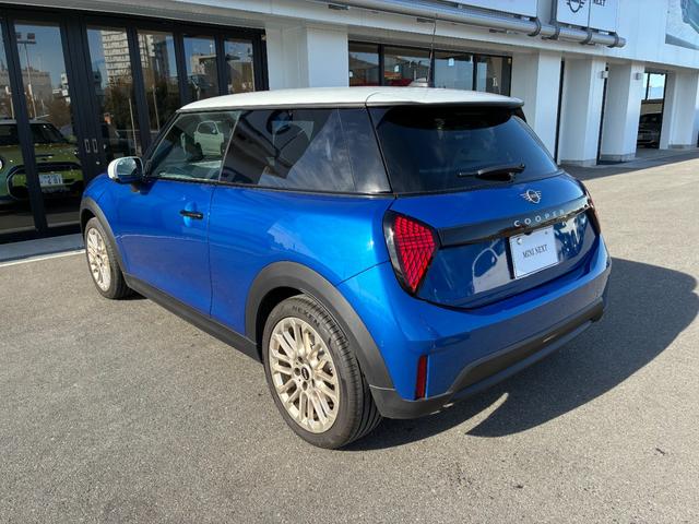 MINI クーパーC フェイバリット・トリム FAVOREDトリム・Mパッケージ・ハーマンカードンスピーカー・パワーシート・アップルカープレイ・アンドロイドオート・アクティブクルーズコントロール・ヘッドアップディスプレイ・シートヒーター(9枚目)