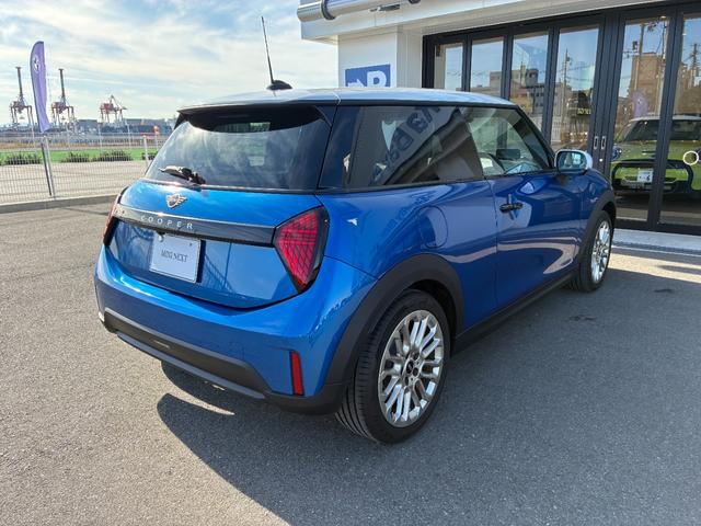 MINI クーパーC フェイバリット・トリム FAVOREDトリム・Mパッケージ・ハーマンカードンスピーカー・パワーシート・アップルカープレイ・アンドロイドオート・アクティブクルーズコントロール・ヘッドアップディスプレイ・シートヒーター(11枚目)