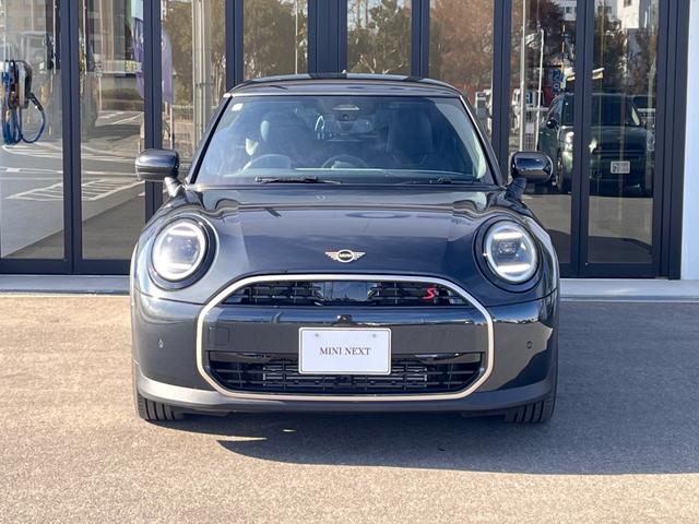MINI クーパーS フェイバリット・トリム 弊社元デモカー ベスキンナイトシェードブルーシート ヘッドアップディスプレイ ステアリングヒーター シートヒーター 全周囲カメラ アクティブクルーズコントロール 純正HDDナビ LEDヘッドライト(8枚目)