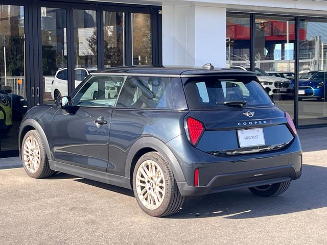 MINI クーパーS フェイバリット・トリム 弊社元デモカー ベスキンナイトシェードブルーシート ヘッドアップディスプレイ ステアリングヒーター シートヒーター 全周囲カメラ アクティブクルーズコントロール 純正HDDナビ LEDヘッドライト(10枚目)
