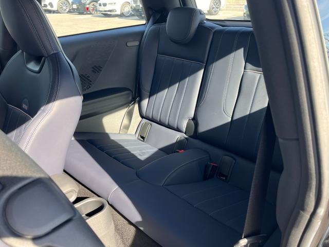 MINI クーパーS フェイバリット・トリム 弊社元デモカー ベスキンナイトシェードブルーシート ヘッドアップディスプレイ ステアリングヒーター シートヒーター 全周囲カメラ アクティブクルーズコントロール 純正HDDナビ LEDヘッドライト(18枚目)