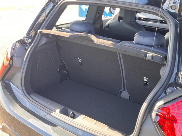 MINI クーパーS フェイバリット・トリム 弊社元デモカー ベスキンナイトシェードブルーシート ヘッドアップディスプレイ ステアリングヒーター シートヒーター 全周囲カメラ アクティブクルーズコントロール 純正HDDナビ LEDヘッドライト(20枚目)