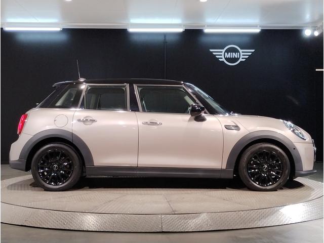 MINI クーパー クラシック・トリム 元レンタ プレミアムプラスPKG ヘッドアップディスプレイ シートヒーター Applecarplay バックカメラ 純正16インチアルミホイール ミラー内蔵ETC ユニオンジャックテールランプ(9枚目)