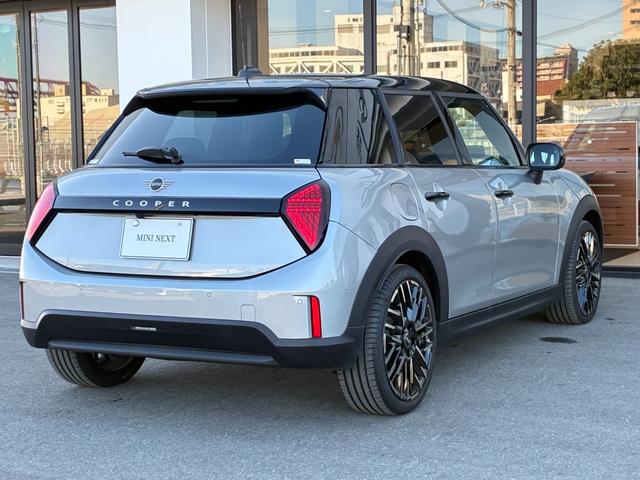 MINI クーパーC フェイバリット・トリム 元デモカー・Mパッケージ・フェイバードトリム・18インチホイール・harman/kardonスピーカー・ベスキンナイトブルーシート・マッサージ機能・電動シート・プライバシーガラス・ステアリングヒーター(8枚目)