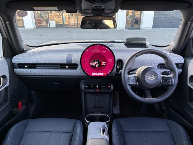 MINI クーパーC フェイバリット・トリム 元デモカー・Mパッケージ・フェイバードトリム・18インチホイール・harman/kardonスピーカー・ベスキンナイトブルーシート・マッサージ機能・電動シート・プライバシーガラス・ステアリングヒーター(12枚目)