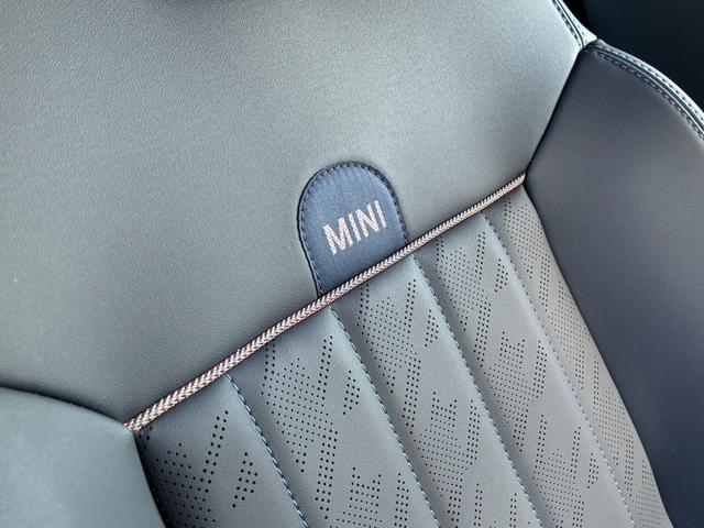 MINI クーパーC フェイバリット・トリム 元デモカー・Mパッケージ・フェイバードトリム・18インチホイール・harman/kardonスピーカー・ベスキンナイトブルーシート・マッサージ機能・電動シート・プライバシーガラス・ステアリングヒーター(15枚目)