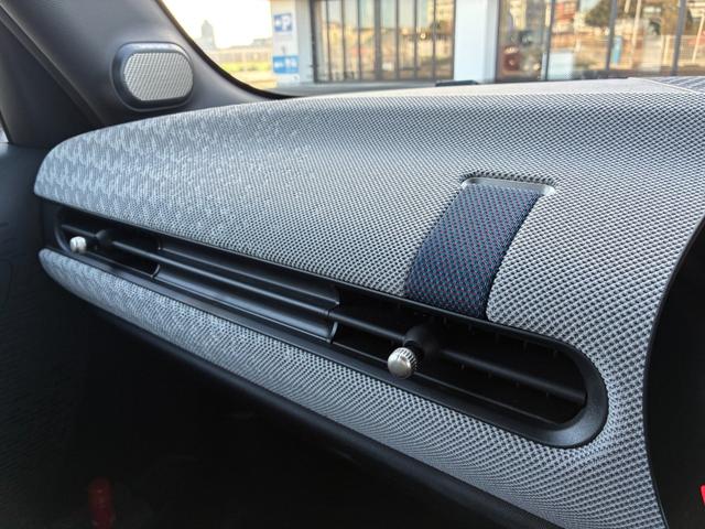 MINI クーパーC フェイバリット・トリム 元デモカー・Mパッケージ・フェイバードトリム・18インチホイール・harman/kardonスピーカー・ベスキンナイトブルーシート・マッサージ機能・電動シート・プライバシーガラス・ステアリングヒーター(21枚目)