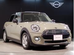 ＭＩＮＩのフロントグリルのデザインはイギリスで生まれた当初から、シルバーのサイドバーが折り重なった伝統的なデザインで御座います。その伝統はＢＭＷのお車になってからでも少しずつ形を変えて守られております 7