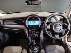 ＭＩＮＩの内装はとにかく『円』に拘ったデザインコンセプトが一目で伝わってきます。これほど円形に拘った車は他に御座いません。伝統のデザイン、トグルスイッチなど遊び心のある内装で御座います。 5