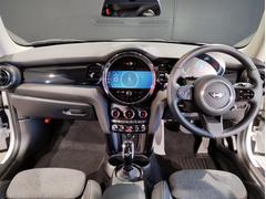 ＭＩＮＩの内装はとにかく『円』に拘ったデザインコンセプトが一目で伝わってきます。これほど円形に拘った車は他に御座いません。伝統のデザイン、トグルスイッチなど遊び心のある内装で御座います。 5