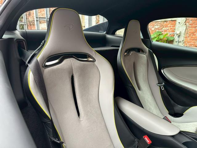 アルトゥーラ ベースグレード スポーツエキゾースト/Fリフター/グロスブラックPKG/カーボンインテリアPKG/テクノロジーPKG/プラクティカリーPKG/ブラックホイール/Bower&Wilkinsオーディオ/スマホインテPKG(7枚目)