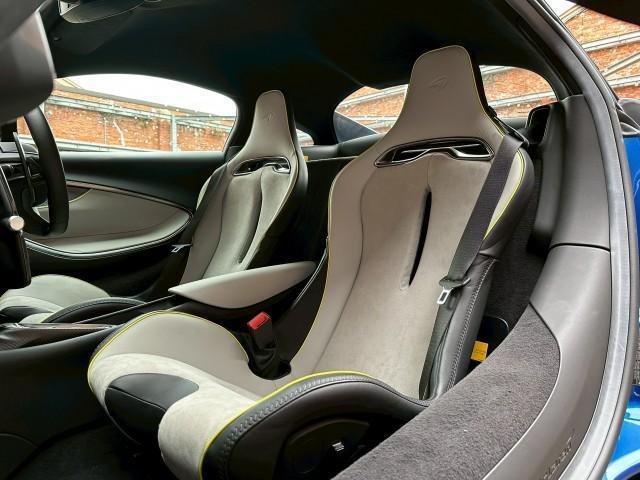 アルトゥーラ ベースグレード スポーツエキゾースト/Fリフター/グロスブラックPKG/カーボンインテリアPKG/テクノロジーPKG/プラクティカリーPKG/ブラックホイール/Bower&Wilkinsオーディオ/スマホインテPKG(8枚目)