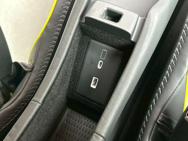 アルトゥーラ ベースグレード スポーツエキゾースト/Fリフター/グロスブラックPKG/カーボンインテリアPKG/テクノロジーPKG/プラクティカリーPKG/ブラックホイール/Bower&Wilkinsオーディオ/スマホインテPKG(13枚目)