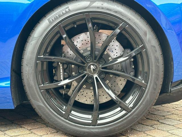 アルトゥーラ ベースグレード スポーツエキゾースト/Fリフター/グロスブラックPKG/カーボンインテリアPKG/テクノロジーPKG/プラクティカリーPKG/ブラックホイール/Bower&Wilkinsオーディオ/スマホインテPKG(17枚目)