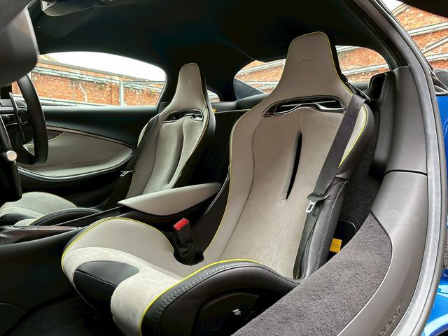 アルトゥーラ ベースグレード スポーツエキゾースト/Fリフター/グロスブラックPKG/カーボンインテリアPKG/テクノロジーPKG/プラクティカリーPKG/ブラックホイール/Bower&Wilkinsオーディオ/スマホインテPKG(23枚目)