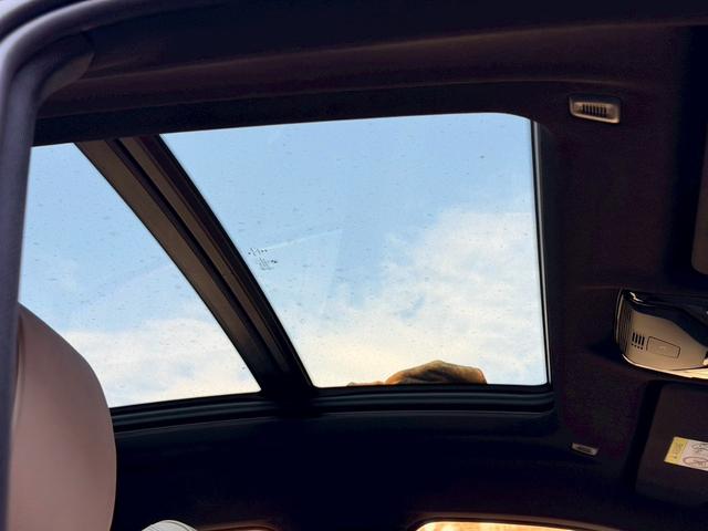 Ｘ６ 　ホワイト革／ハイラインＰ　コンフォートＰ／パノラマサンルーフ／全周囲カメラ／オートトランク／１オーナー／２１インチホイール／ソフトクローズドア／パドルシフト（3枚目）