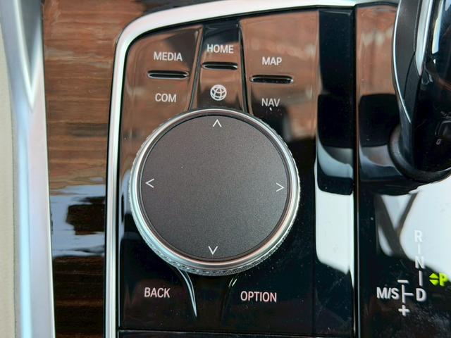 Ｘ６ 　ホワイト革／ハイラインＰ　コンフォートＰ／パノラマサンルーフ／全周囲カメラ／オートトランク／１オーナー／２１インチホイール／ソフトクローズドア／パドルシフト（28枚目）