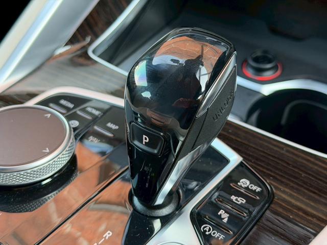 Ｘ６ 　ホワイト革／ハイラインＰ　コンフォートＰ／パノラマサンルーフ／全周囲カメラ／オートトランク／１オーナー／２１インチホイール／ソフトクローズドア／パドルシフト（49枚目）