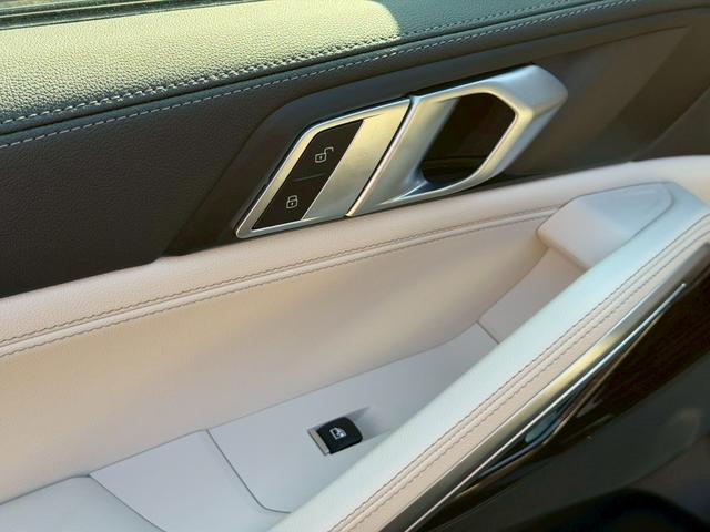 Ｘ６ 　ホワイト革／ハイラインＰ　コンフォートＰ／パノラマサンルーフ／全周囲カメラ／オートトランク／１オーナー／２１インチホイール／ソフトクローズドア／パドルシフト（53枚目）