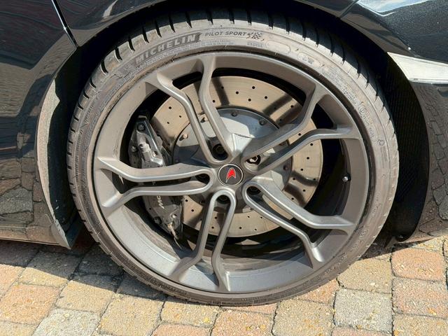 MP4-12C ベースグレード メリディアンサラウンドシステム/カーボンブラック/カーボンファイバーインテリアアップグレード/ホイールフィニッシュ(33枚目)