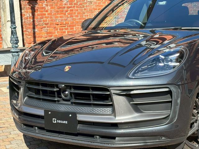 マカン マカンＴ　スポーツクロノ／ボルドーレザー／シートヒーター／パノラマサンルーフ／ヒーター付きＧＴステアリング／純正２０インチアルミホイール／全方位カメラ／ヘッドレストポルシェクレスト／電動リアゲート／ＬＥＤヘッド（3枚目）