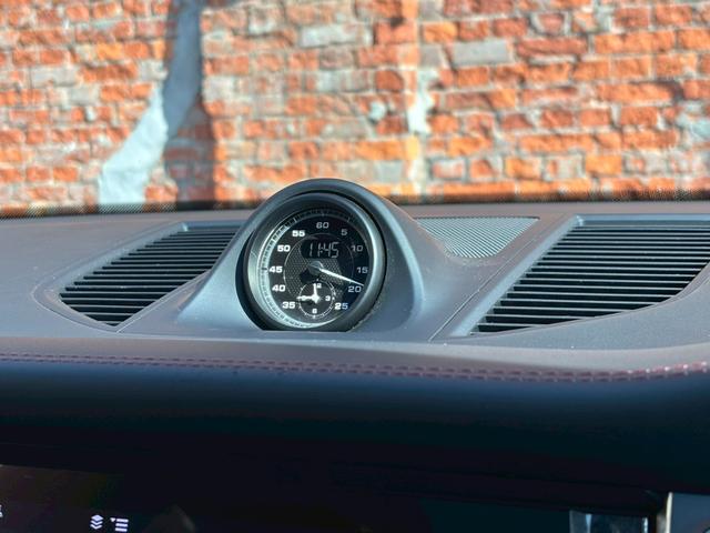 マカン マカンＴ　スポーツクロノ／ボルドーレザー／シートヒーター／パノラマサンルーフ／ヒーター付きＧＴステアリング／純正２０インチアルミホイール／全方位カメラ／ヘッドレストポルシェクレスト／電動リアゲート／ＬＥＤヘッド（10枚目）