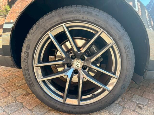 マカン マカンＴ　スポーツクロノ／ボルドーレザー／シートヒーター／パノラマサンルーフ／ヒーター付きＧＴステアリング／純正２０インチアルミホイール／全方位カメラ／ヘッドレストポルシェクレスト／電動リアゲート／ＬＥＤヘッド（20枚目）