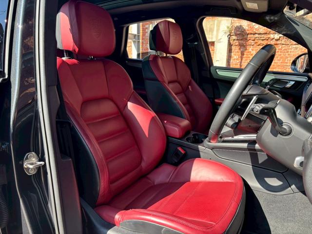 マカン マカンＴ　スポーツクロノ／ボルドーレザー／シートヒーター／パノラマサンルーフ／ヒーター付きＧＴステアリング／純正２０インチアルミホイール／全方位カメラ／ヘッドレストポルシェクレスト／電動リアゲート／ＬＥＤヘッド（24枚目）