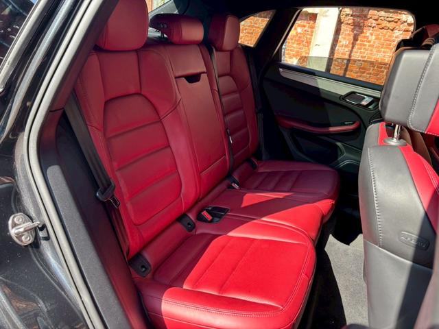 マカン マカンＴ　スポーツクロノ／ボルドーレザー／シートヒーター／パノラマサンルーフ／ヒーター付きＧＴステアリング／純正２０インチアルミホイール／全方位カメラ／ヘッドレストポルシェクレスト／電動リアゲート／ＬＥＤヘッド（25枚目）