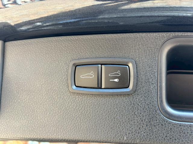 マカン マカンＴ　スポーツクロノ／ボルドーレザー／シートヒーター／パノラマサンルーフ／ヒーター付きＧＴステアリング／純正２０インチアルミホイール／全方位カメラ／ヘッドレストポルシェクレスト／電動リアゲート／ＬＥＤヘッド（28枚目）