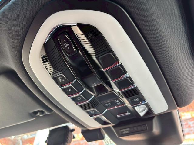 マカン マカンＴ　スポーツクロノ／ボルドーレザー／シートヒーター／パノラマサンルーフ／ヒーター付きＧＴステアリング／純正２０インチアルミホイール／全方位カメラ／ヘッドレストポルシェクレスト／電動リアゲート／ＬＥＤヘッド（48枚目）