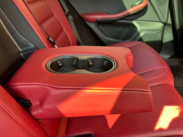 マカン マカンＴ　スポーツクロノ／ボルドーレザー／シートヒーター／パノラマサンルーフ／ヒーター付きＧＴステアリング／純正２０インチアルミホイール／全方位カメラ／ヘッドレストポルシェクレスト／電動リアゲート／ＬＥＤヘッド（51枚目）