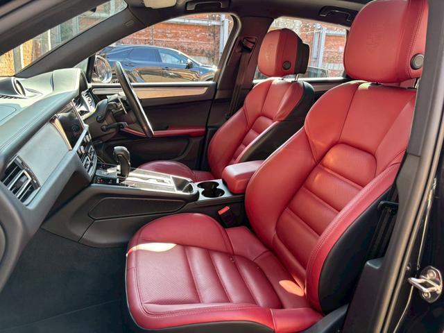 マカン マカンＴ　スポーツクロノ／ボルドーレザー／シートヒーター／パノラマサンルーフ／ヒーター付きＧＴステアリング／純正２０インチアルミホイール／全方位カメラ／ヘッドレストポルシェクレスト／電動リアゲート／ＬＥＤヘッド（65枚目）