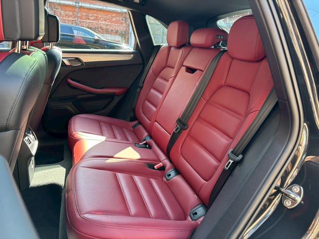 マカン マカンＴ　スポーツクロノ／ボルドーレザー／シートヒーター／パノラマサンルーフ／ヒーター付きＧＴステアリング／純正２０インチアルミホイール／全方位カメラ／ヘッドレストポルシェクレスト／電動リアゲート／ＬＥＤヘッド（66枚目）