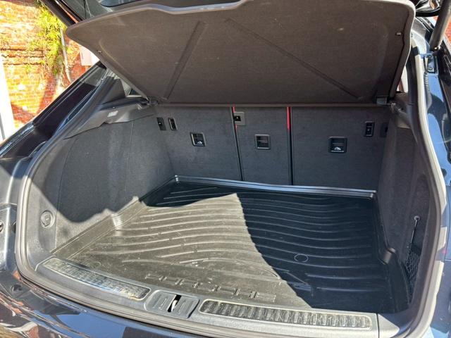 マカン マカンＴ　スポーツクロノ／ボルドーレザー／シートヒーター／パノラマサンルーフ／ヒーター付きＧＴステアリング／純正２０インチアルミホイール／全方位カメラ／ヘッドレストポルシェクレスト／電動リアゲート／ＬＥＤヘッド（67枚目）