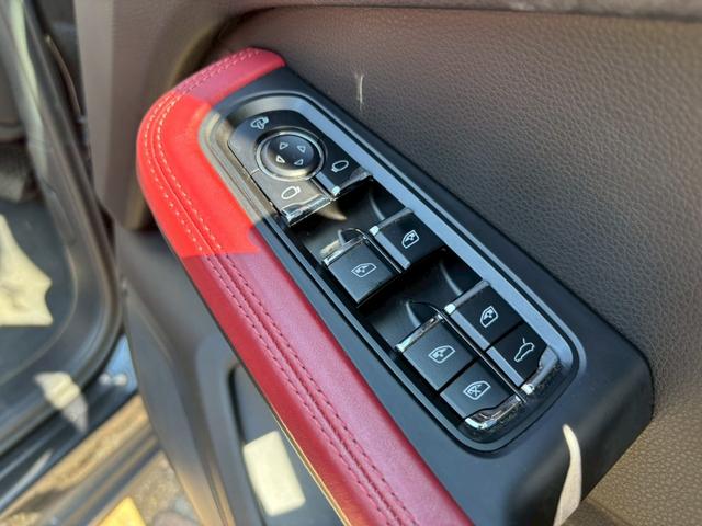 マカン マカンＴ　スポーツクロノ／ボルドーレザー／シートヒーター／パノラマサンルーフ／ヒーター付きＧＴステアリング／純正２０インチアルミホイール／全方位カメラ／ヘッドレストポルシェクレスト／電動リアゲート／ＬＥＤヘッド（69枚目）