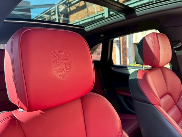 マカン マカンＴ　スポーツクロノ／ボルドーレザー／シートヒーター／パノラマサンルーフ／ヒーター付きＧＴステアリング／純正２０インチアルミホイール／全方位カメラ／ヘッドレストポルシェクレスト／電動リアゲート／ＬＥＤヘッド（71枚目）