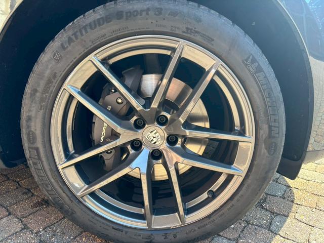 マカン マカンＴ　スポーツクロノ／ボルドーレザー／シートヒーター／パノラマサンルーフ／ヒーター付きＧＴステアリング／純正２０インチアルミホイール／全方位カメラ／ヘッドレストポルシェクレスト／電動リアゲート／ＬＥＤヘッド（77枚目）