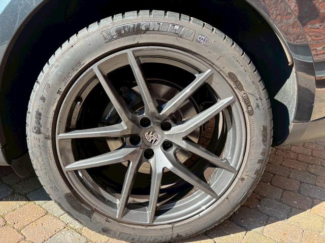 マカン マカンＴ　スポーツクロノ／ボルドーレザー／シートヒーター／パノラマサンルーフ／ヒーター付きＧＴステアリング／純正２０インチアルミホイール／全方位カメラ／ヘッドレストポルシェクレスト／電動リアゲート／ＬＥＤヘッド（79枚目）