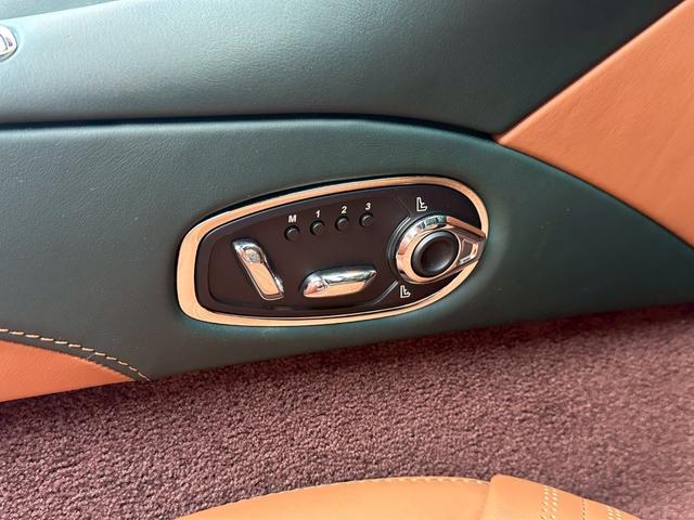 DB11 V8ヴォランテ/ダークグリーン/タン&グリーンツートンレザースティッチ入りシート/シートヒーター&ベンチレーション/アイボリーヘッドライナー/純正ナビ/純正20インチホイール/ゴールドキャリパー/(5枚目)