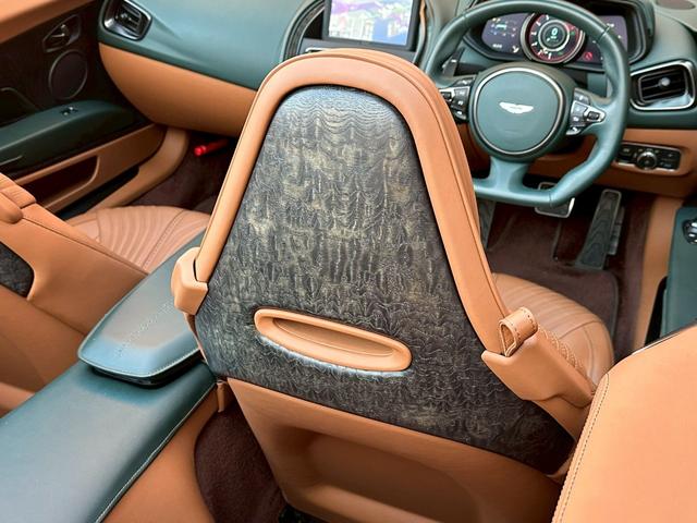 DB11 V8ヴォランテ/ダークグリーン/タン&グリーンツートンレザースティッチ入りシート/シートヒーター&ベンチレーション/アイボリーヘッドライナー/純正ナビ/純正20インチホイール/ゴールドキャリパー/(8枚目)