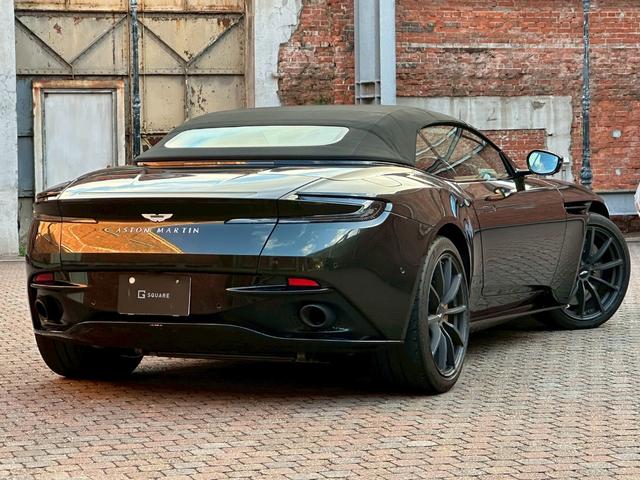 DB11 V8ヴォランテ/ダークグリーン/タン&グリーンツートンレザースティッチ入りシート/シートヒーター&ベンチレーション/アイボリーヘッドライナー/純正ナビ/純正20インチホイール/ゴールドキャリパー/(10枚目)