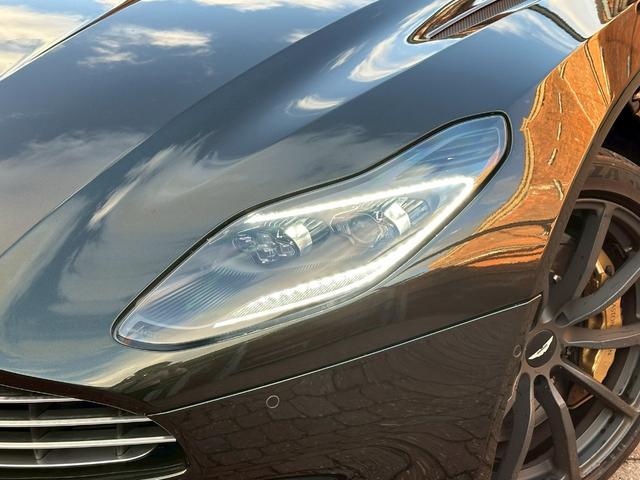 DB11 V8ヴォランテ/ダークグリーン/タン&グリーンツートンレザースティッチ入りシート/シートヒーター&ベンチレーション/アイボリーヘッドライナー/純正ナビ/純正20インチホイール/ゴールドキャリパー/(17枚目)