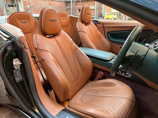 DB11 V8ヴォランテ/ダークグリーン/タン&グリーンツートンレザースティッチ入りシート/シートヒーター&ベンチレーション/アイボリーヘッドライナー/純正ナビ/純正20インチホイール/ゴールドキャリパー/(27枚目)