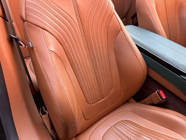 DB11 V8ヴォランテ/ダークグリーン/タン&グリーンツートンレザースティッチ入りシート/シートヒーター&ベンチレーション/アイボリーヘッドライナー/純正ナビ/純正20インチホイール/ゴールドキャリパー/(29枚目)