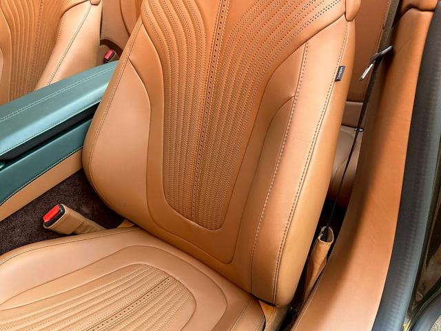 DB11 V8ヴォランテ/ダークグリーン/タン&グリーンツートンレザースティッチ入りシート/シートヒーター&ベンチレーション/アイボリーヘッドライナー/純正ナビ/純正20インチホイール/ゴールドキャリパー/(34枚目)