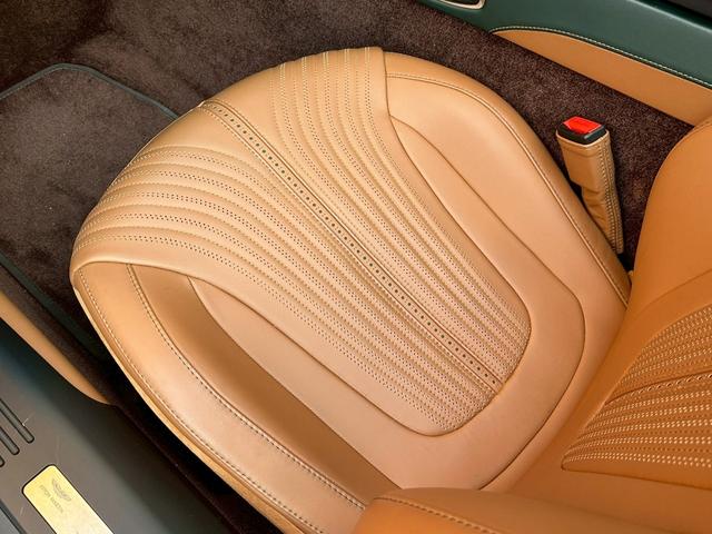 DB11 V8ヴォランテ/ダークグリーン/タン&グリーンツートンレザースティッチ入りシート/シートヒーター&ベンチレーション/アイボリーヘッドライナー/純正ナビ/純正20インチホイール/ゴールドキャリパー/(35枚目)