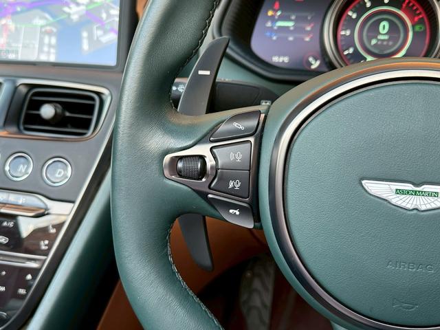 DB11 V8ヴォランテ/ダークグリーン/タン&グリーンツートンレザースティッチ入りシート/シートヒーター&ベンチレーション/アイボリーヘッドライナー/純正ナビ/純正20インチホイール/ゴールドキャリパー/(43枚目)
