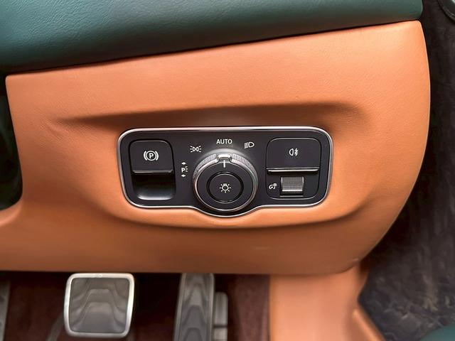 DB11 V8ヴォランテ/ダークグリーン/タン&グリーンツートンレザースティッチ入りシート/シートヒーター&ベンチレーション/アイボリーヘッドライナー/純正ナビ/純正20インチホイール/ゴールドキャリパー/(45枚目)