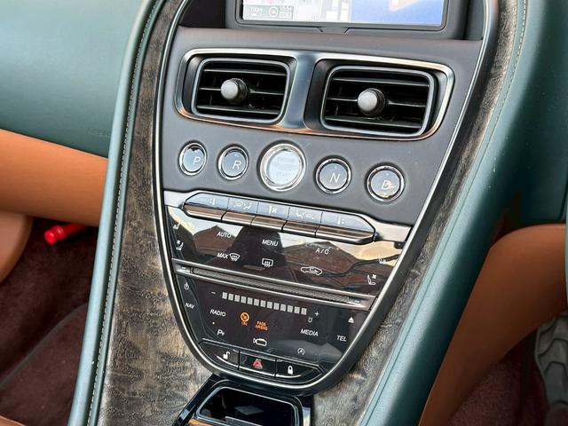 DB11 V8ヴォランテ/ダークグリーン/タン&グリーンツートンレザースティッチ入りシート/シートヒーター&ベンチレーション/アイボリーヘッドライナー/純正ナビ/純正20インチホイール/ゴールドキャリパー/(47枚目)